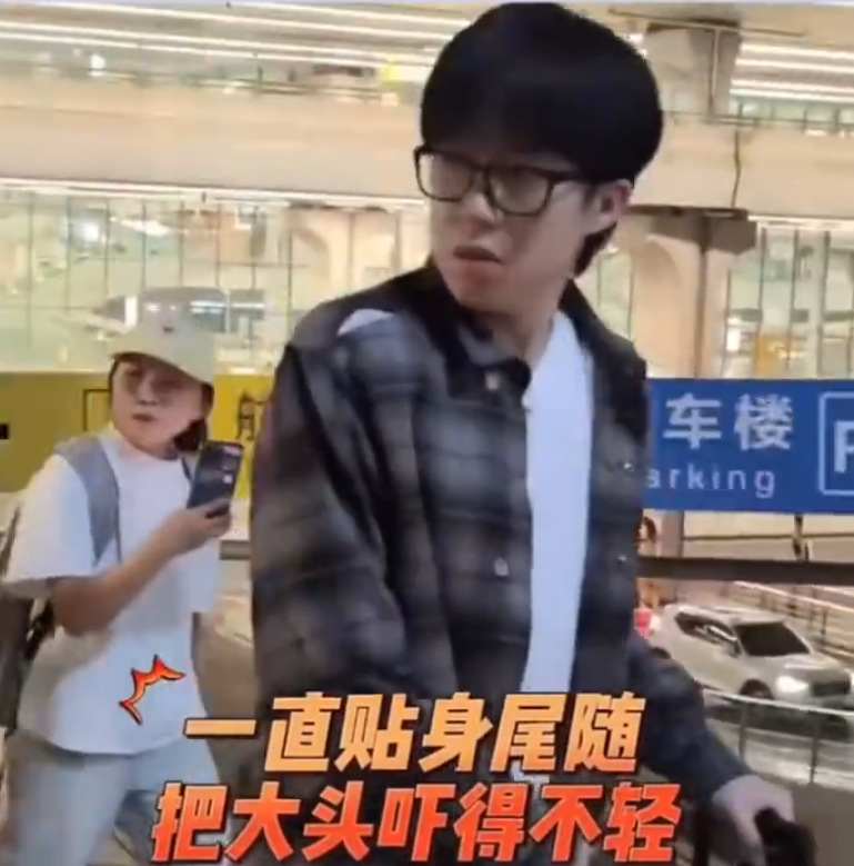 da, 多人跟拍, 该女粉丝不 da, 多人跟拍, 该女粉丝不